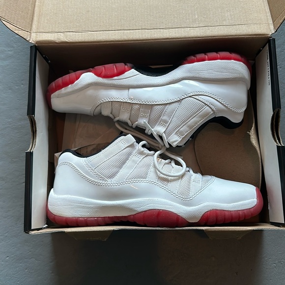 AIR JORDAN RETRO 11 CHERRY BOTTOM - Picture 1 of 5